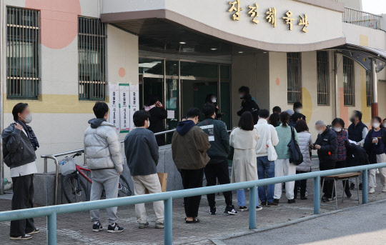 제20대 대통령선거일인 9일 서울 송파구 잠전초등학교 체육관에 마련된 잠실본동 투표소에서 유권자들이 투표를 기다리고 있다. <연합뉴스>